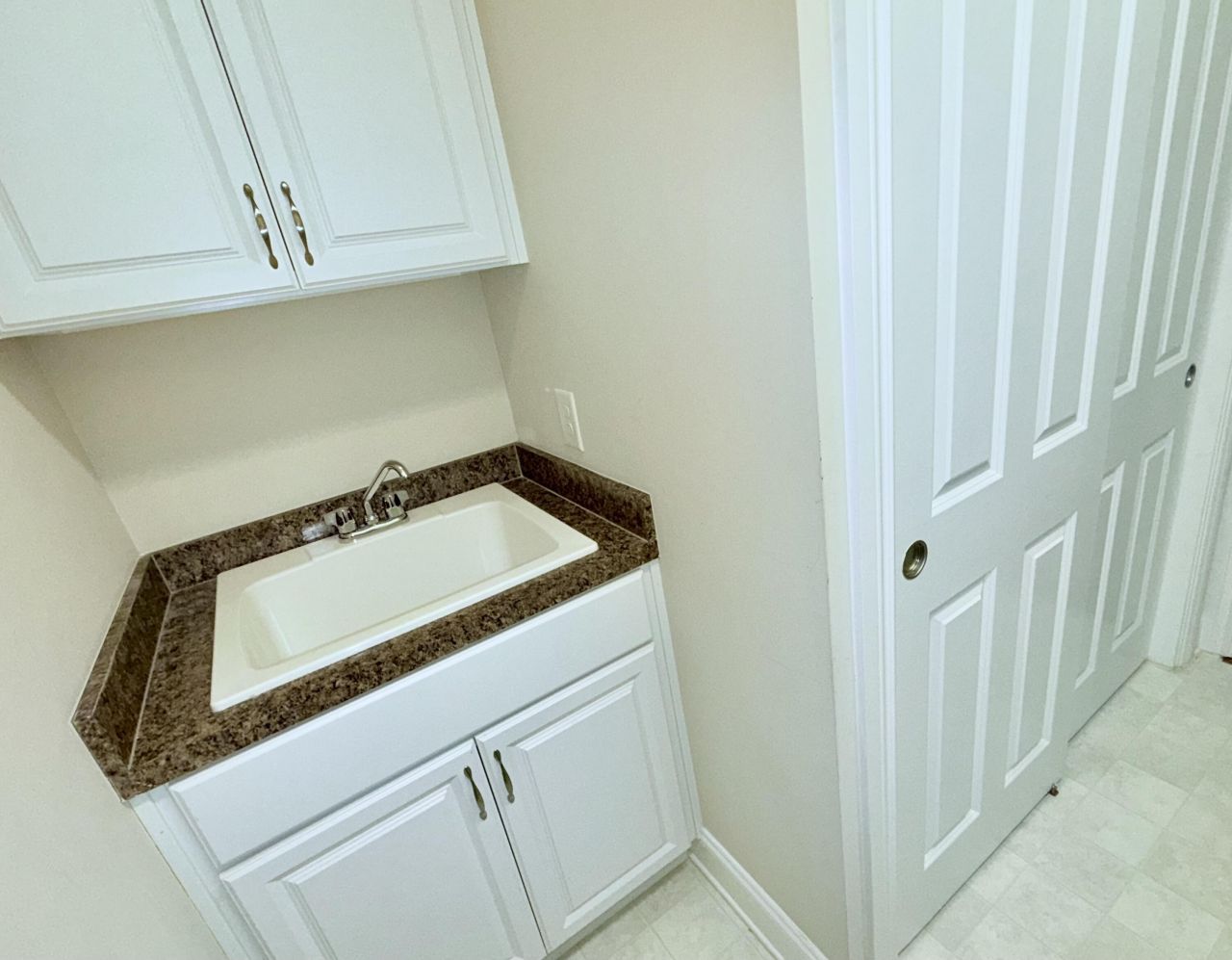 252 Village Stone Circle Photo 18