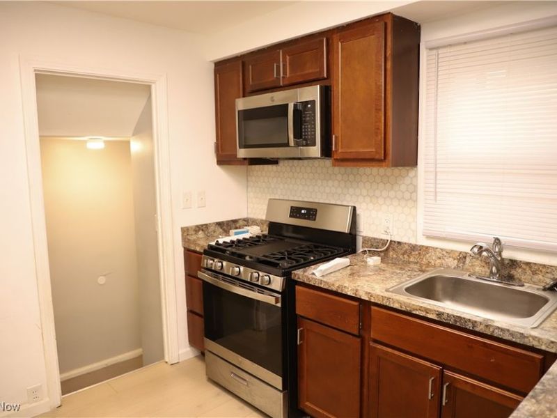 1008 Woodview Road, Cleveland, OH 44121 Photo 4