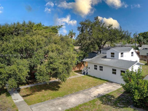 212 SW 11th St, Dania Beach, FL 33004