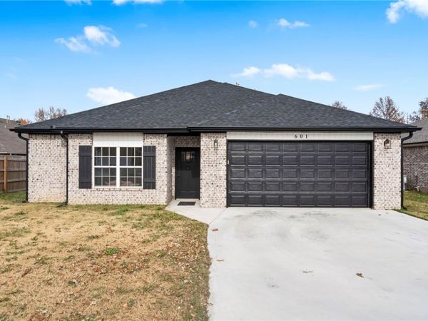 601 E Lake Francis Drive, Siloam Springs, AR 72761