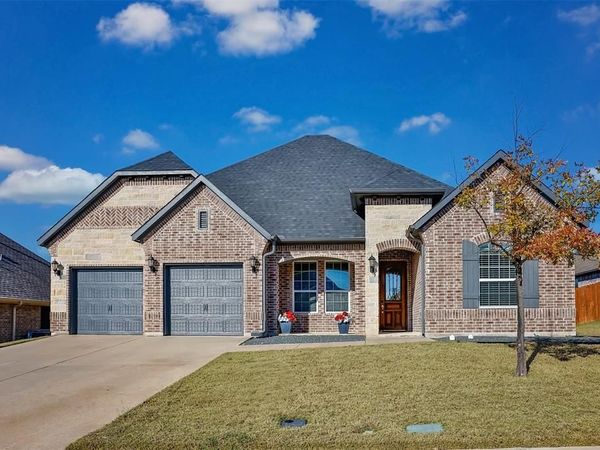 702 La Paloma Road, Sanger, TX 76266