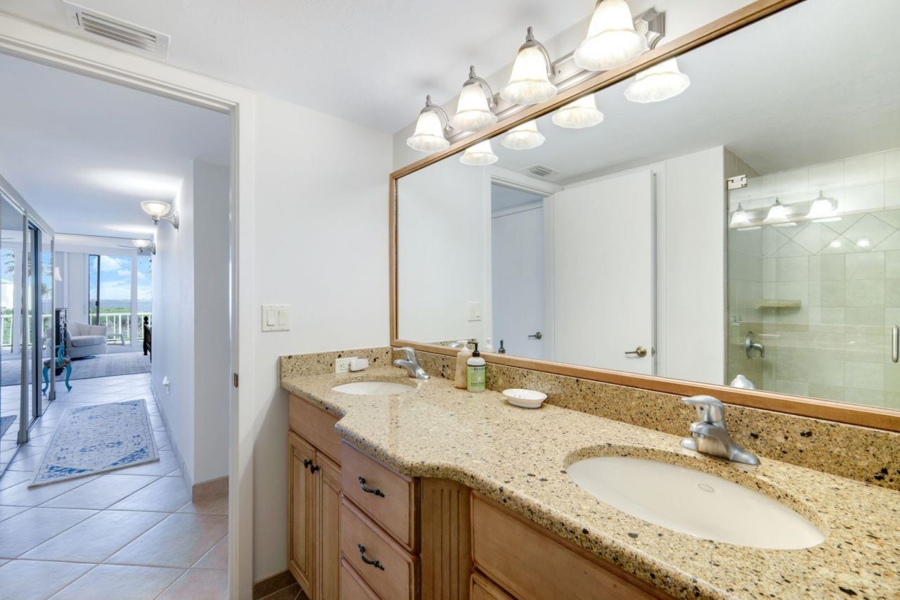 200 Periwinkle, Unit 214, Sanibel, FL 33957 Photo