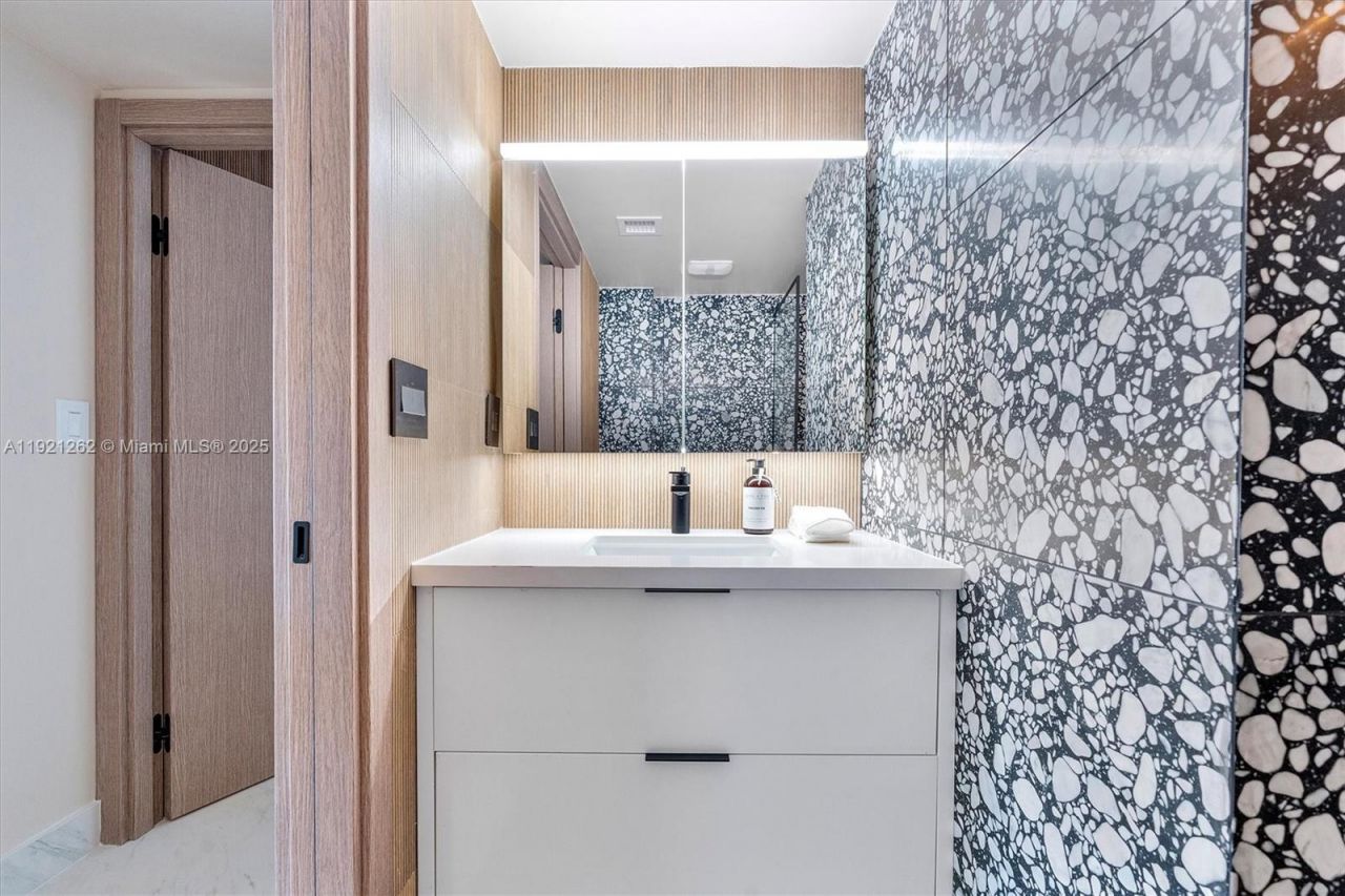 2080 S Ocean Dr, Unit 809, Hallandale Beach, FL 33009 Photo