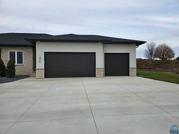 1215 Blackhawk Court, Hinton, IA 51024