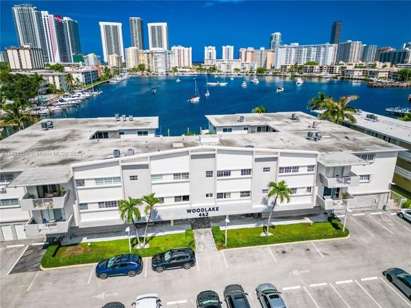 462 Golden Isles Dr, Unit 305, Hallandale Beach, FL 33009