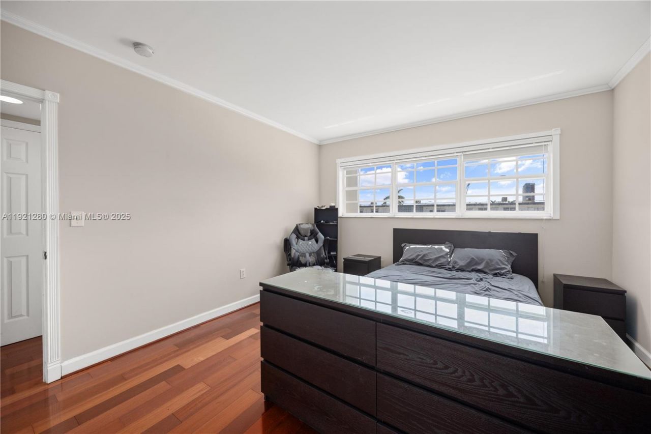 462 Golden Isles Dr, Unit 305, Hallandale Beach, FL 33009 Photo