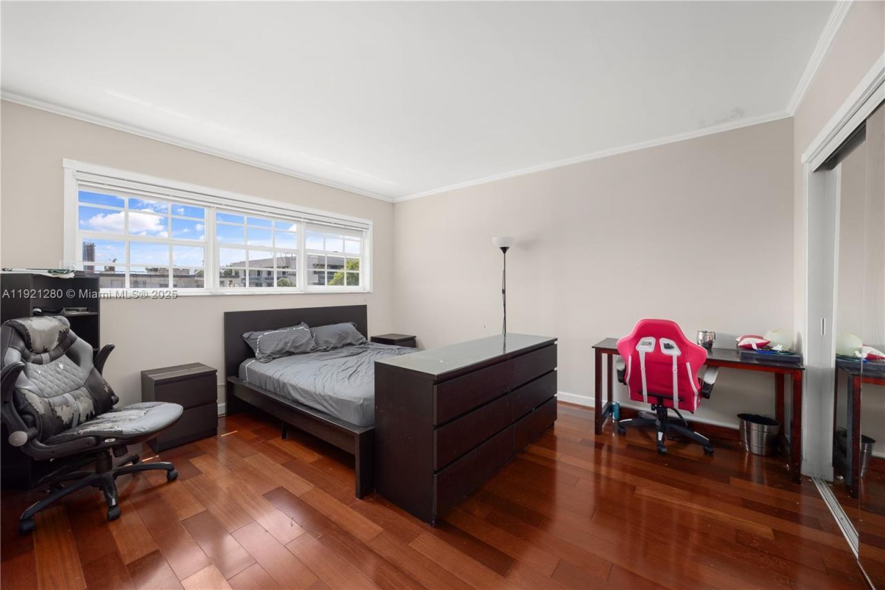 462 Golden Isles Dr, Unit 305, Hallandale Beach, FL 33009 Photo