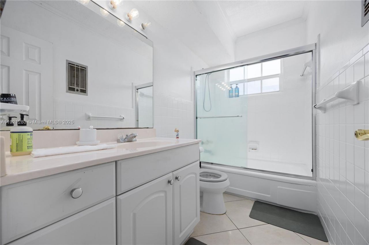 462 Golden Isles Dr, Unit 305, Hallandale Beach, FL 33009 Photo