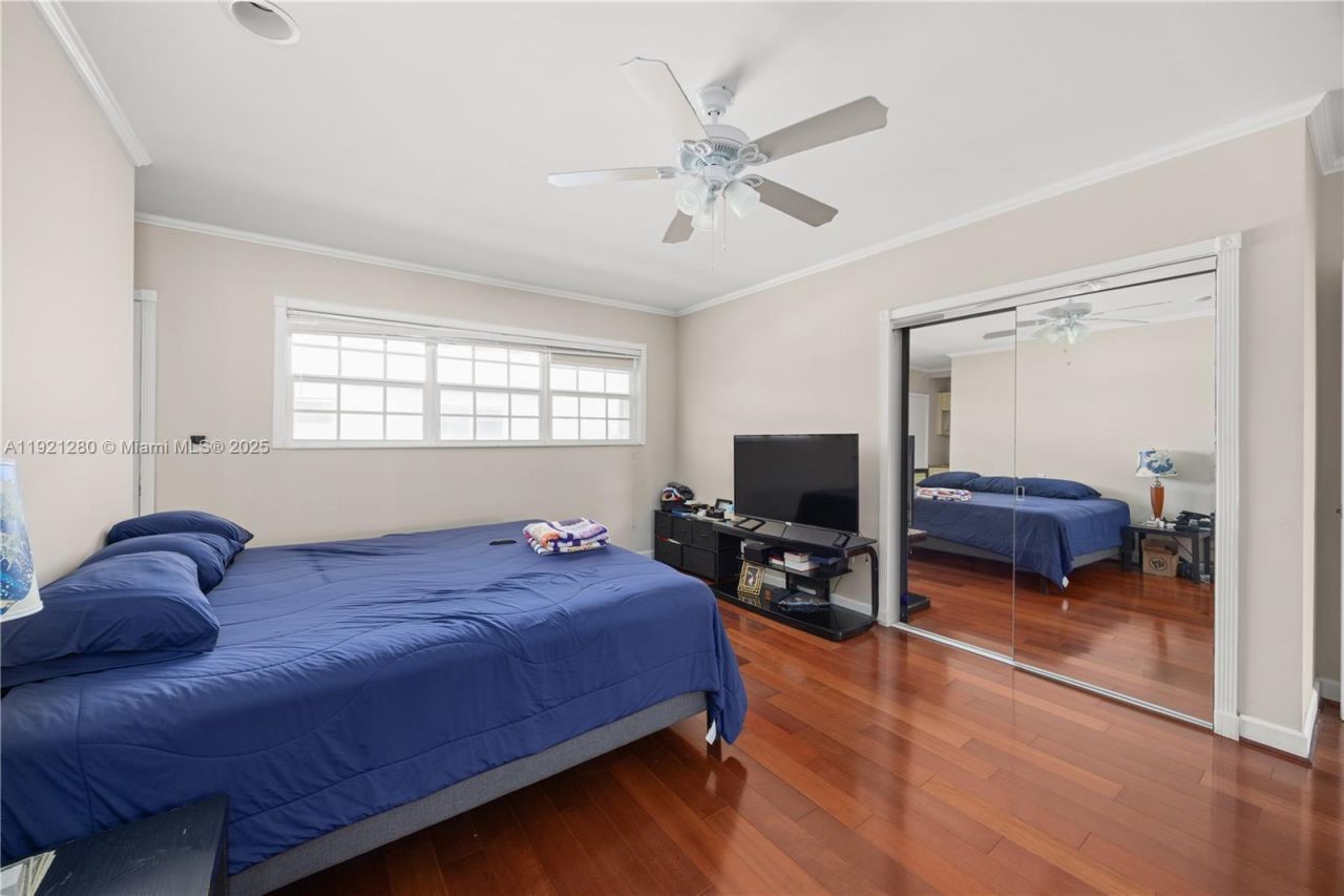 462 Golden Isles Dr, Unit 305, Hallandale Beach, FL 33009 Photo