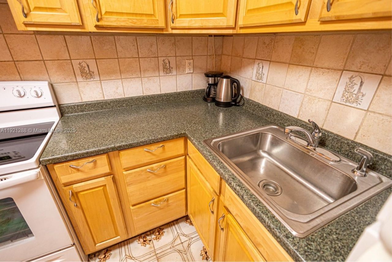 16790 NE 14th Ave, Unit 215, Miami, FL 33162 Photo