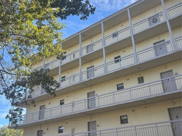 8290 Lake Dr, Unit 528, Doral, FL 33166