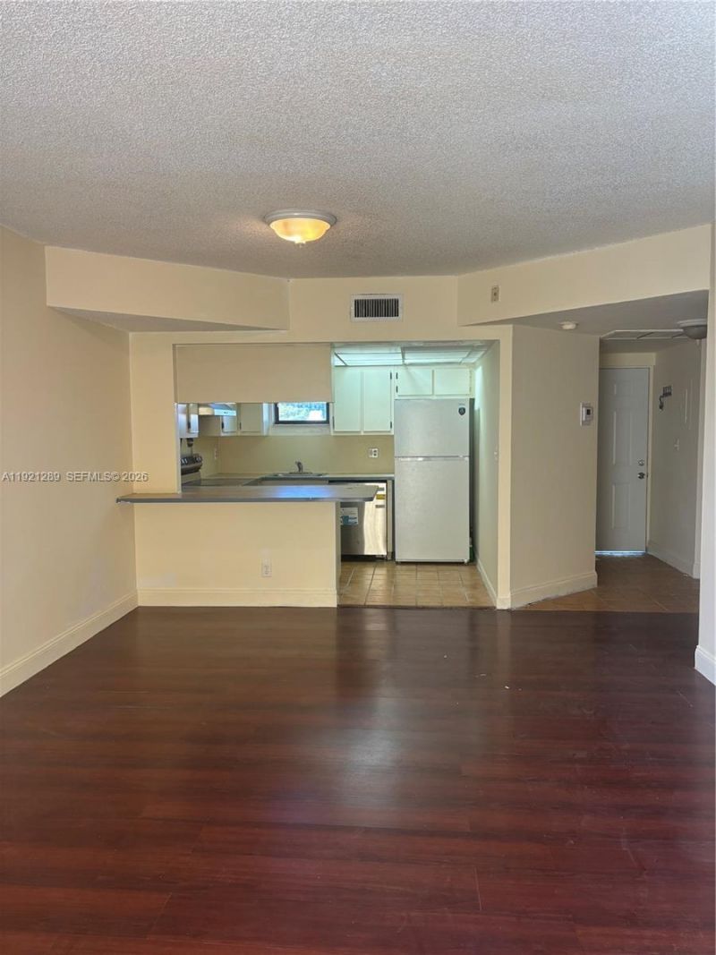 8290 Lake Dr, Unit 528, Doral, FL 33166 Photo