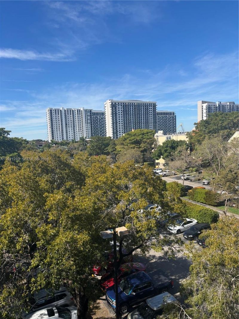 8290 Lake Dr, Unit 528, Doral, FL 33166 Photo