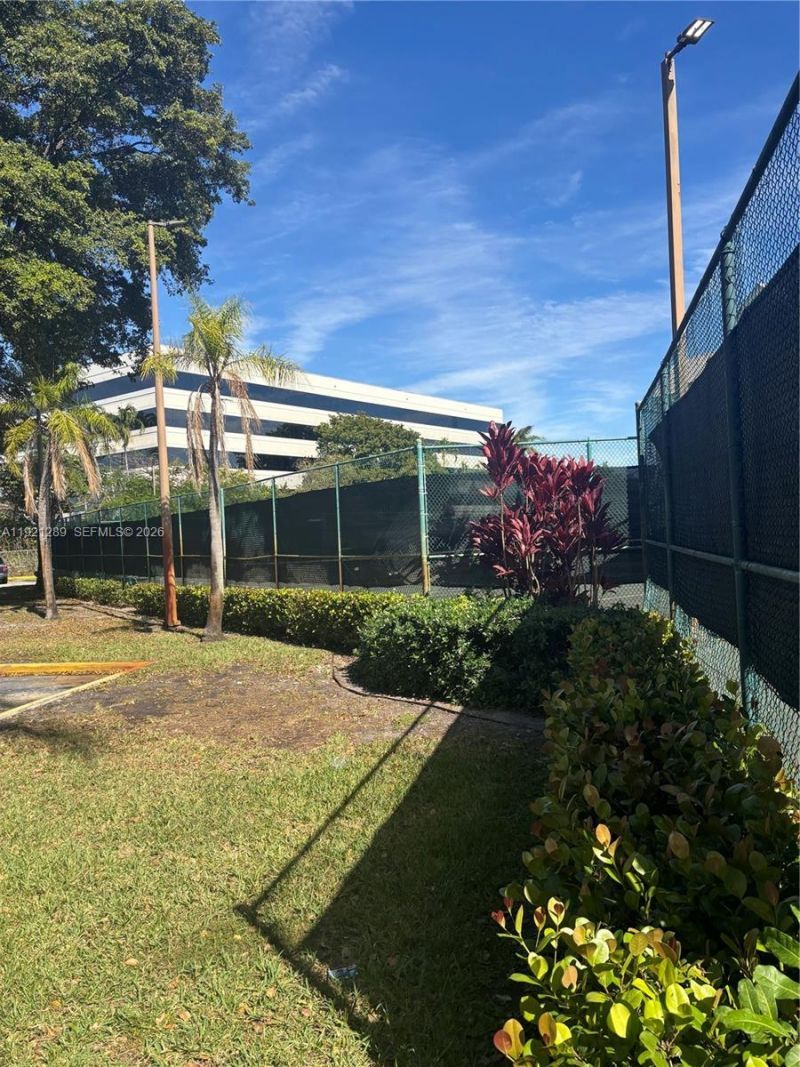 8290 Lake Dr, Unit 528, Doral, FL 33166 Photo