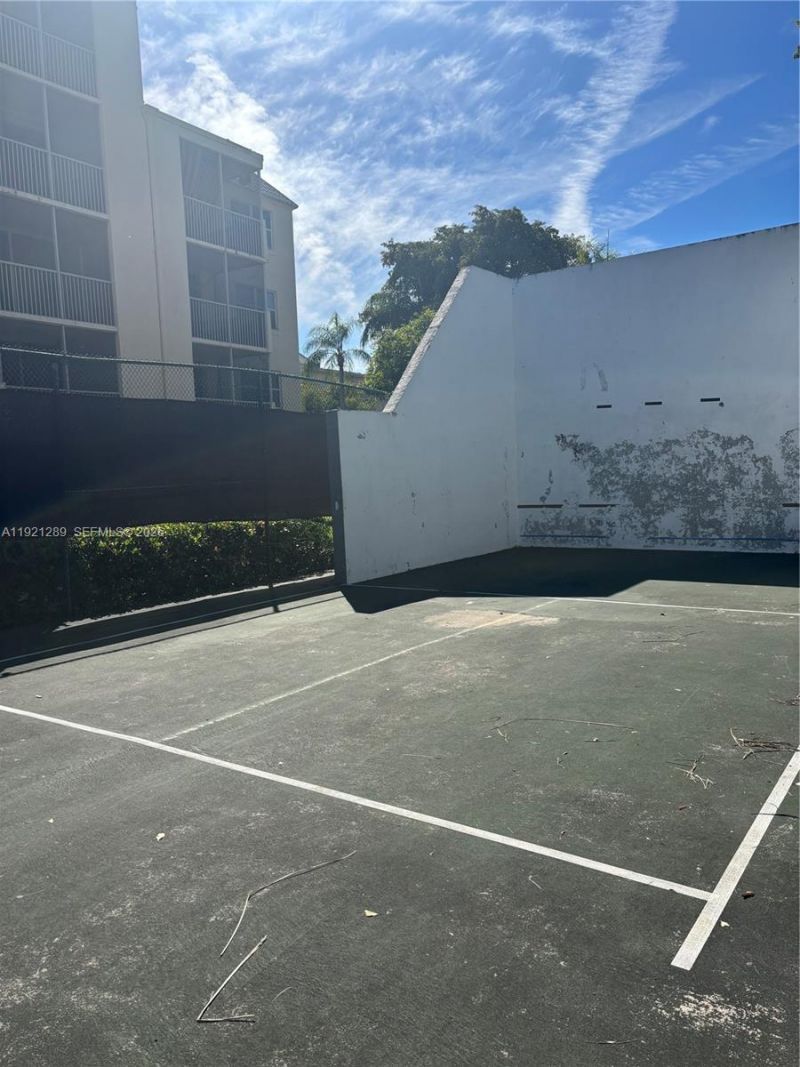 8290 Lake Dr, Unit 528, Doral, FL 33166 Photo