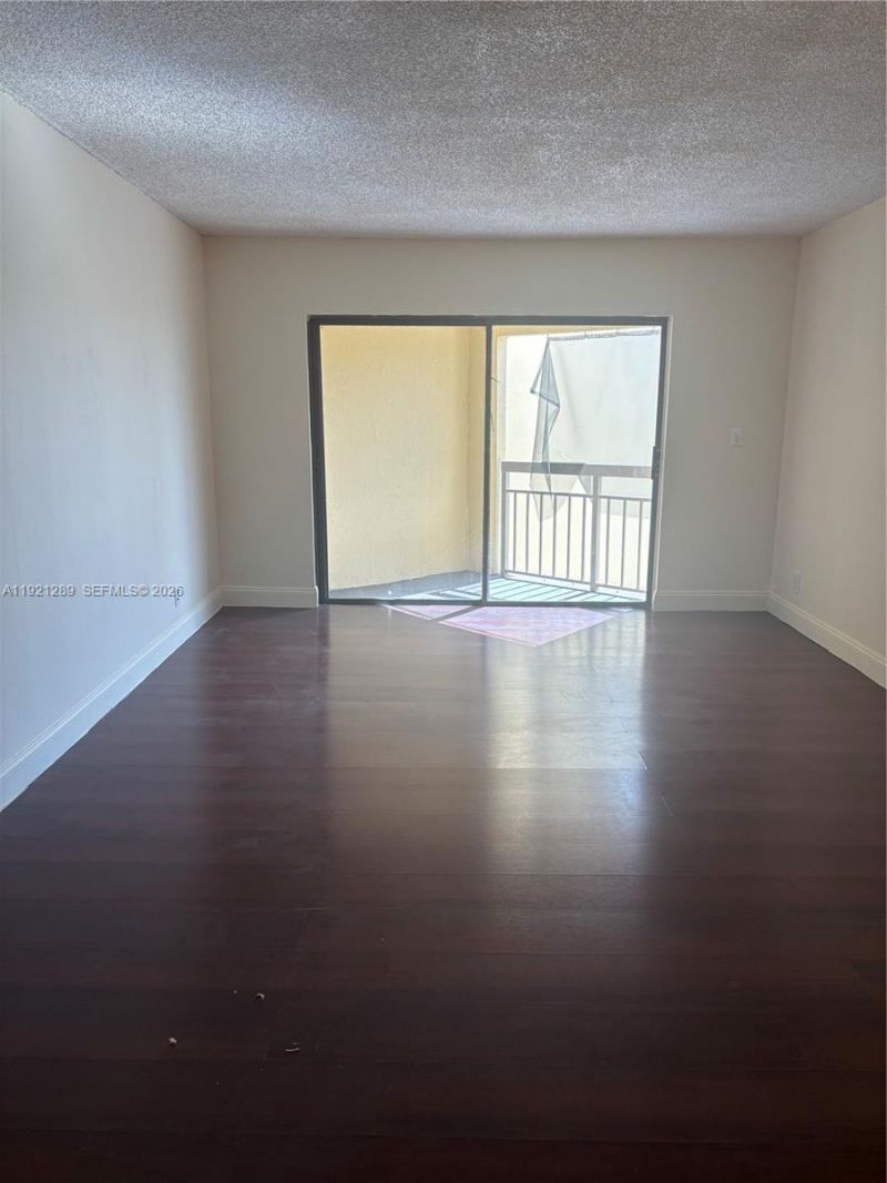 8290 Lake Dr, Unit 528, Doral, FL 33166 Photo