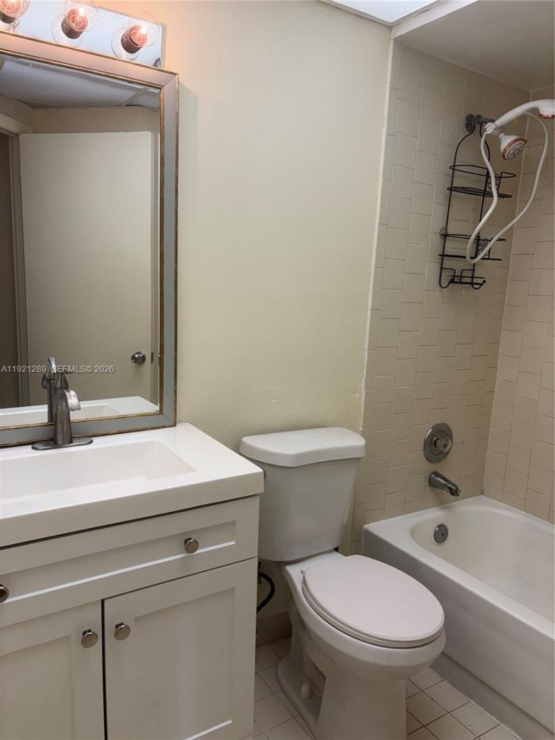 8290 Lake Dr, Unit 528, Doral, FL 33166 Photo