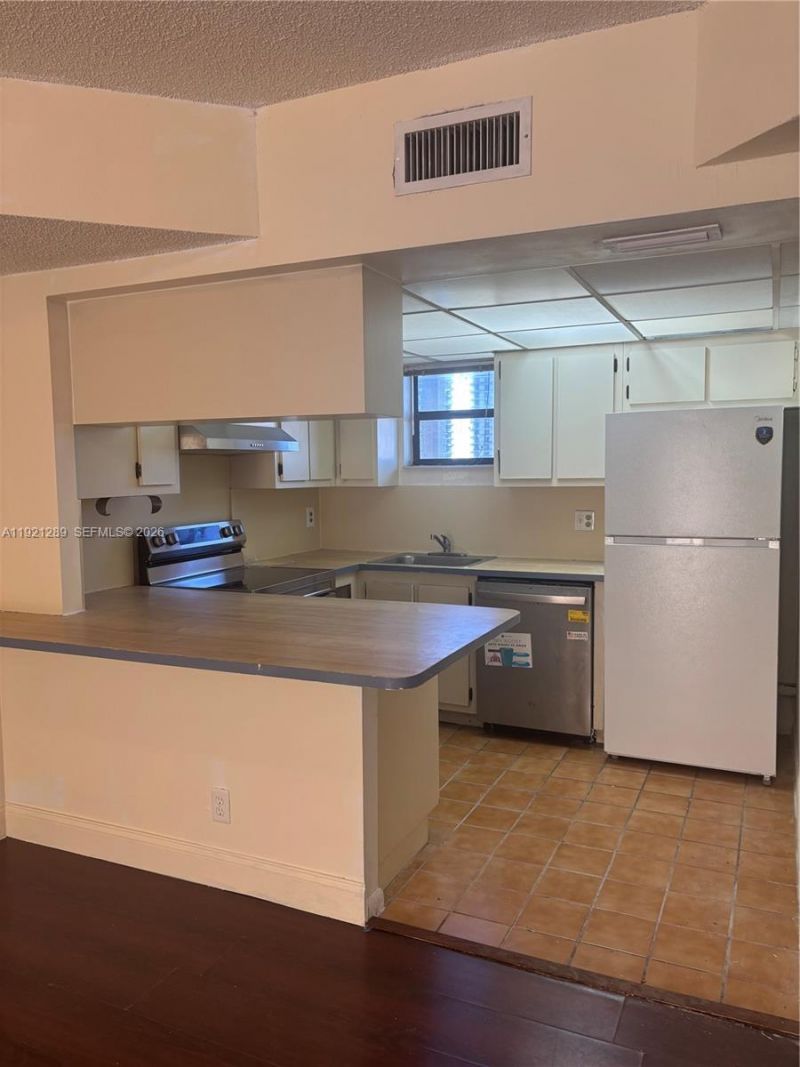 8290 Lake Dr, Unit 528, Doral, FL 33166 Photo