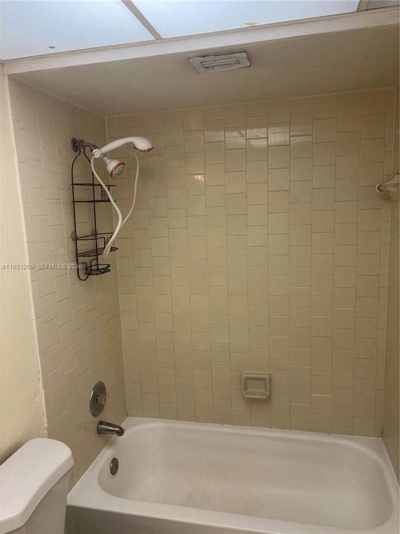 8290 Lake Dr, Unit 528, Doral, FL 33166 Photo