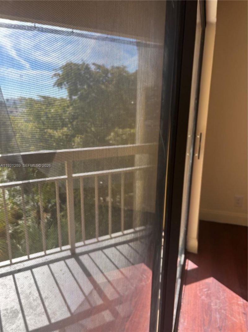 8290 Lake Dr, Unit 528, Doral, FL 33166 Photo