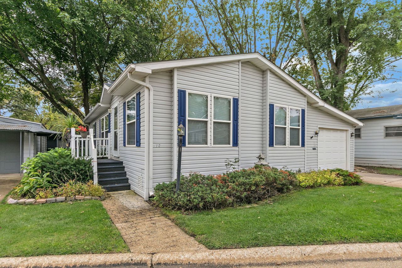117 Parkwood Road, Elgin, IL 60123 Main Photo