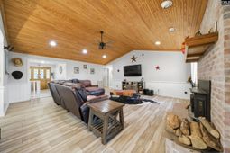 1381 Mike Stuck Road photo 4