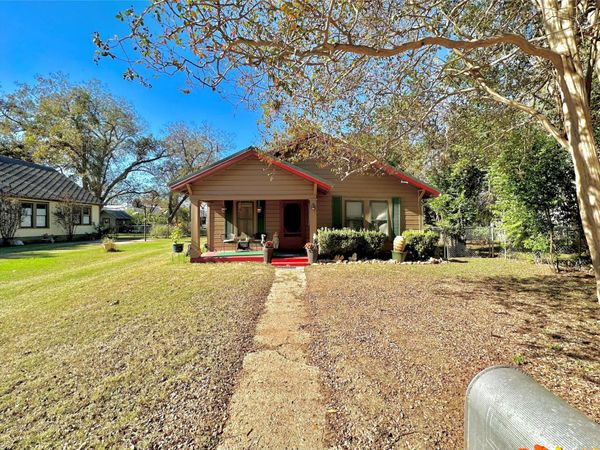 405 Mills ST, Smithville, TX 78957