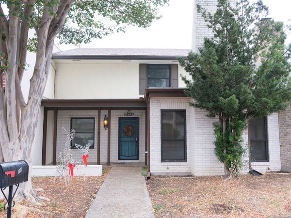 393 FENWICK DR., Windcrest, TX 78239