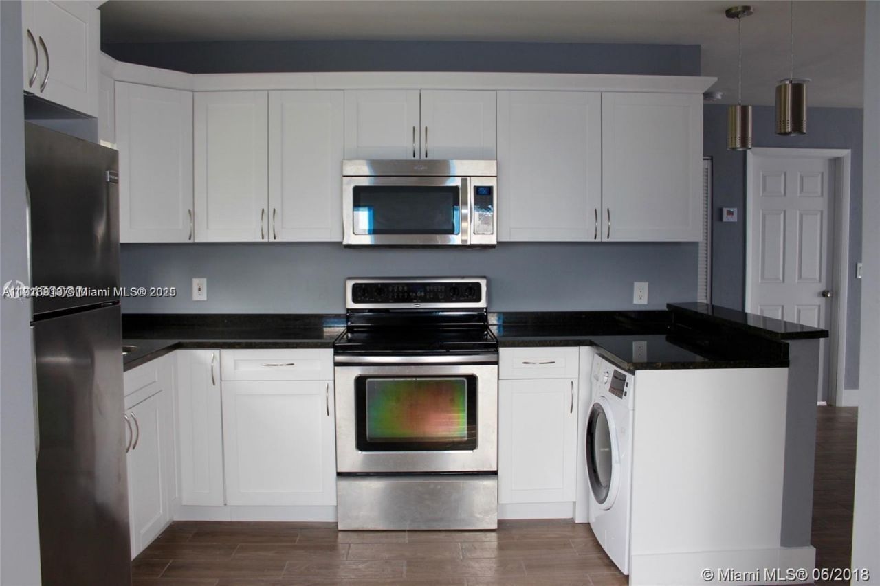 107 W Pembroke Rd, Hallandale Beach, FL 33009 Photo