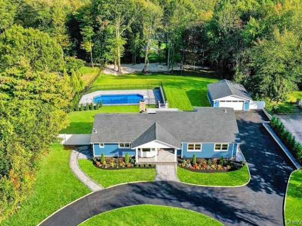 9 Susan Lane, Dix Hills, NY 11746