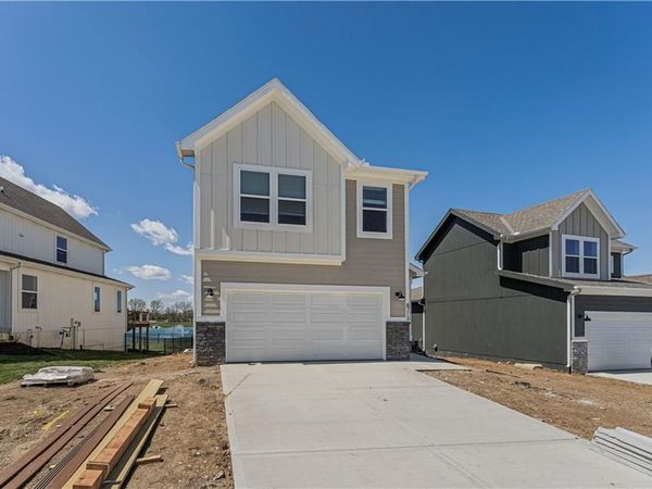 8724 SW Edgewater Drive, Blue Springs, MO 64064