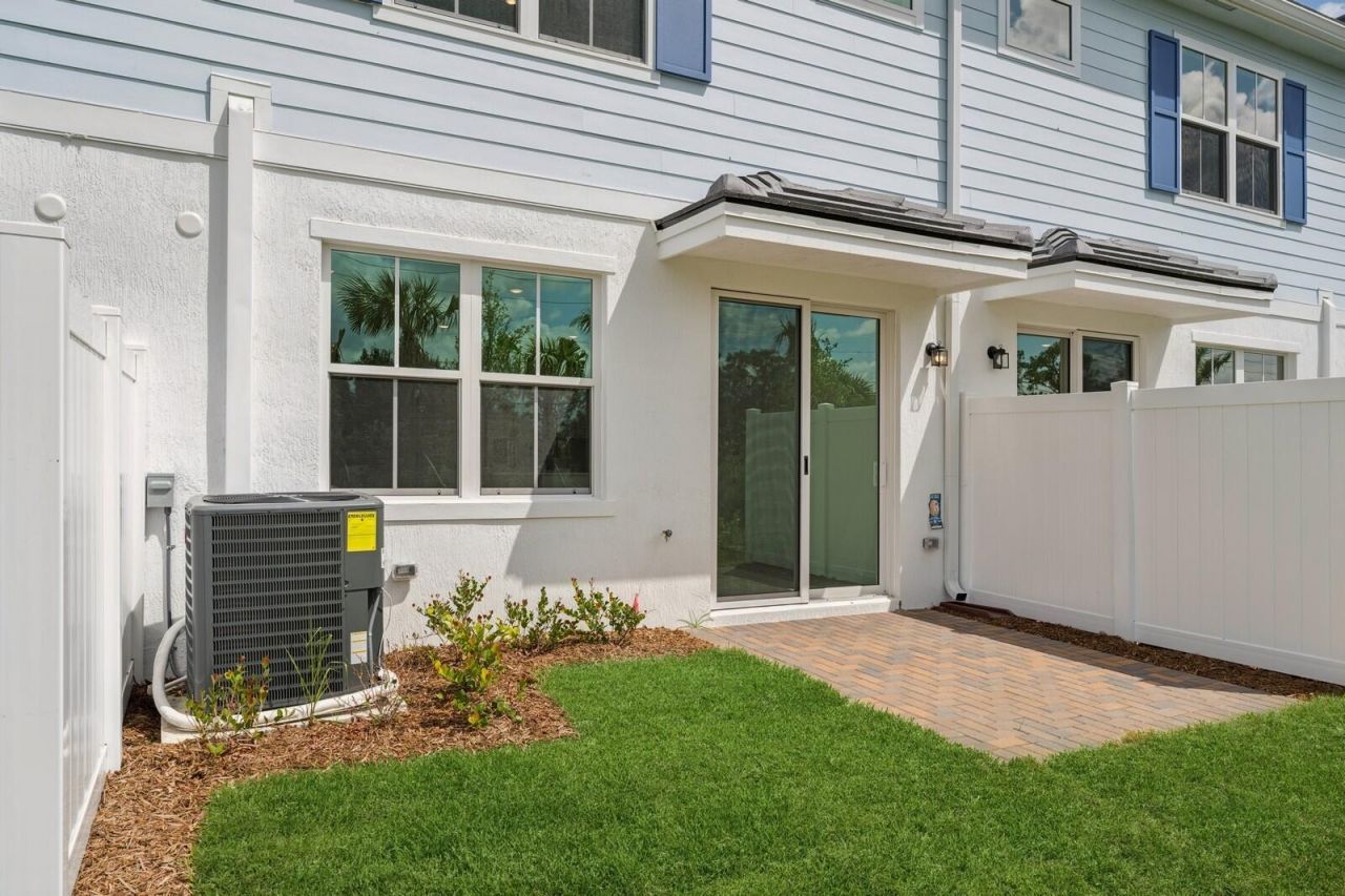 174 SE Birch Terrace, Unit 207, Stuart, FL 34997 Photo