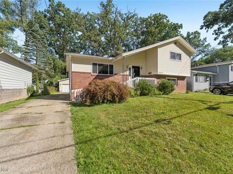 1057 Kevin Drive, Akron, OH 44313 Photo 2