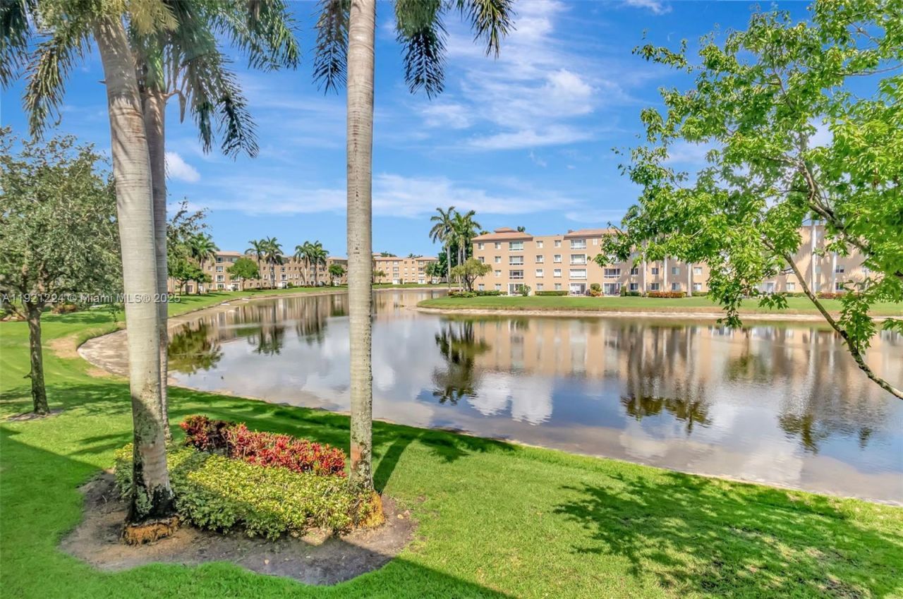 12565 Imperial Isle Dr, Unit 204, Boynton Beach, FL 33437 Photo