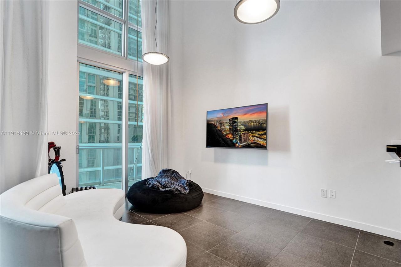 300 S Biscayne Blvd, Unit L-1206, Miami, FL 33131 Photo