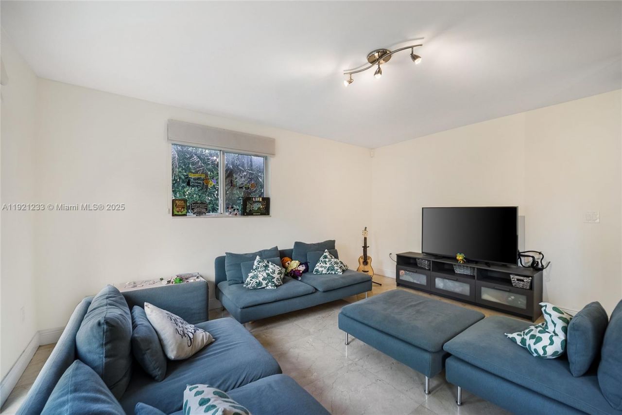 10670 SW 77th Ave, Unit 10670, Pinecrest, FL 33156 Photo