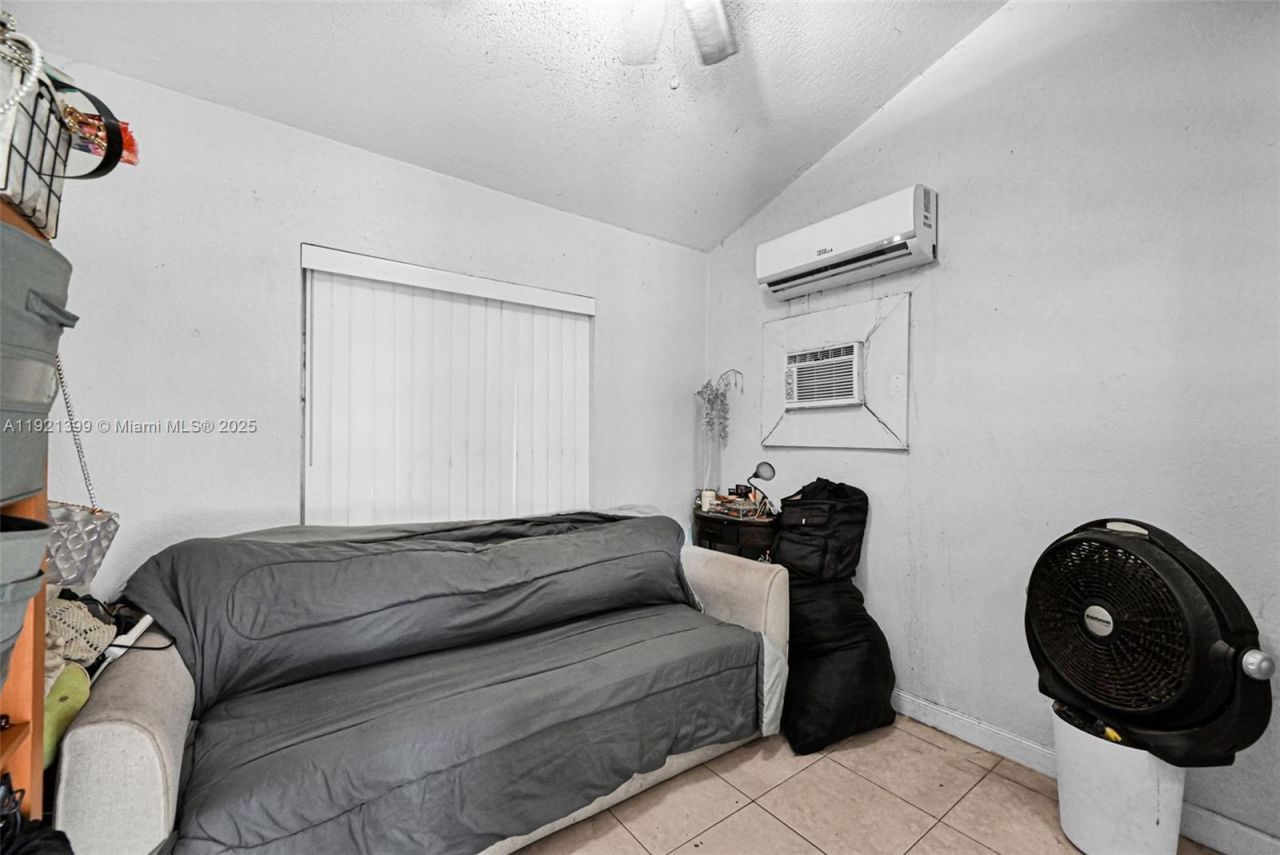 2040 NW 34th St, Miami, FL 33142 Photo