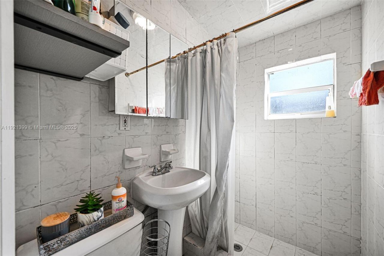 2040 NW 34th St, Miami, FL 33142 Photo