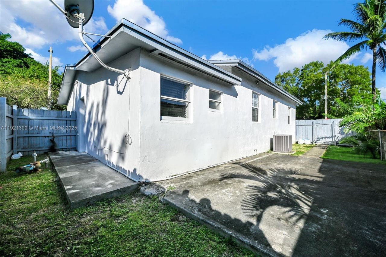 2040 NW 34th St, Miami, FL 33142 Photo