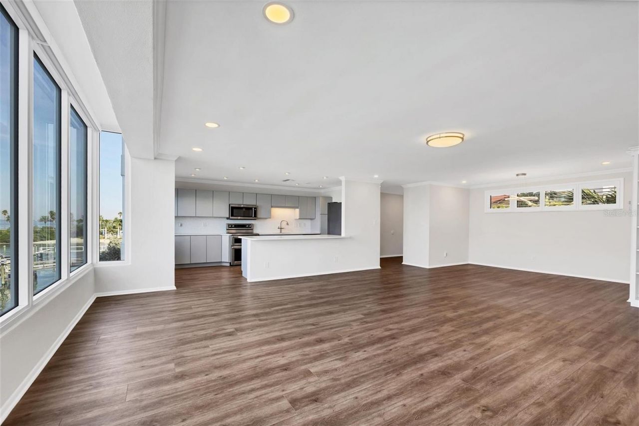 226 Golden Gate Point, Unit 32, Sarasota, FL 34236 Photo