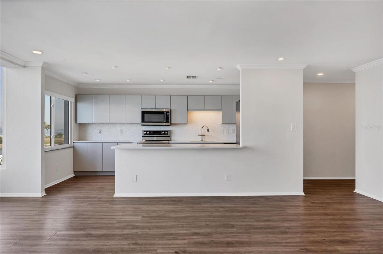 226 Golden Gate Point, Unit 32, Sarasota, FL 34236 Photo