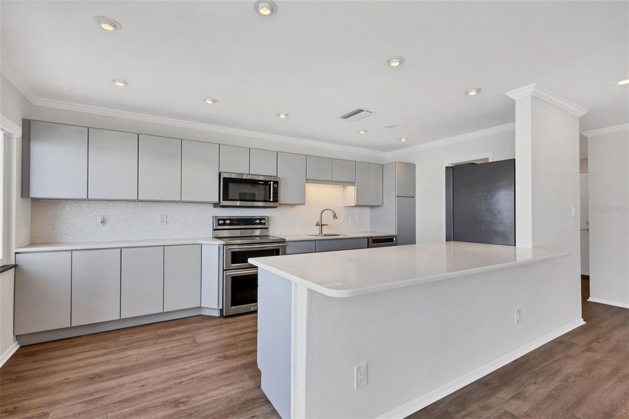 226 Golden Gate Point, Unit 32, Sarasota, FL 34236 Photo