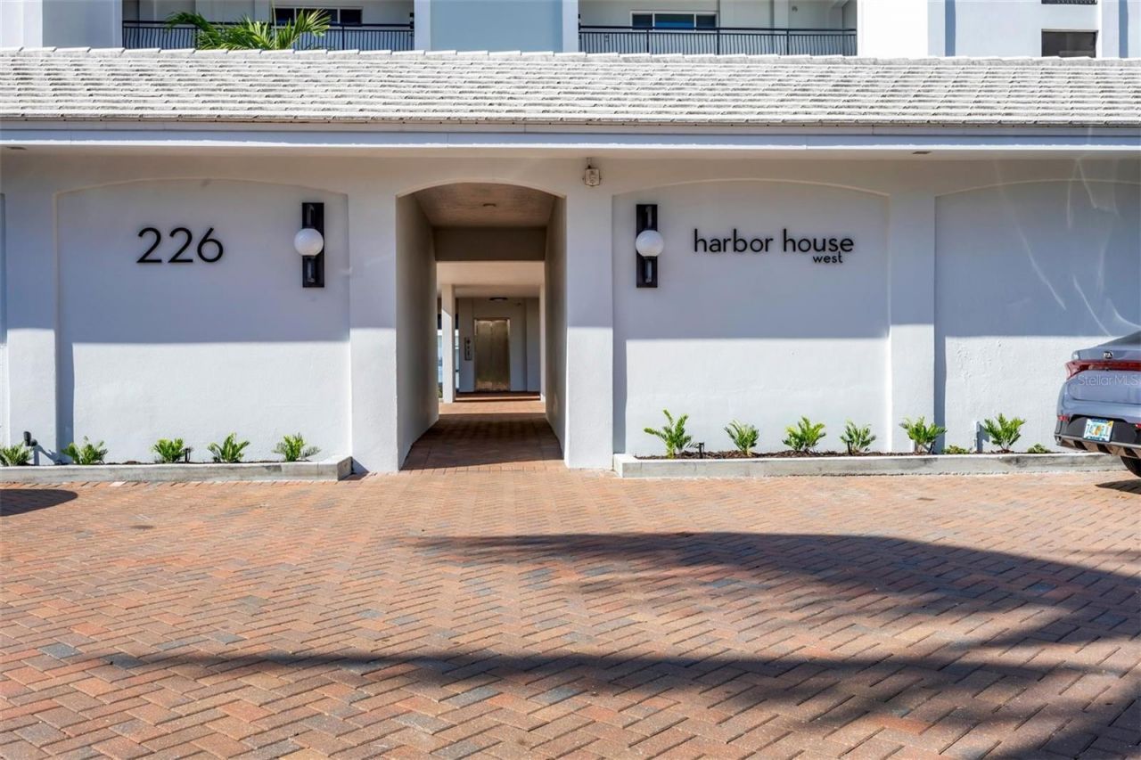 226 Golden Gate Point, Unit 32, Sarasota, FL 34236 Photo