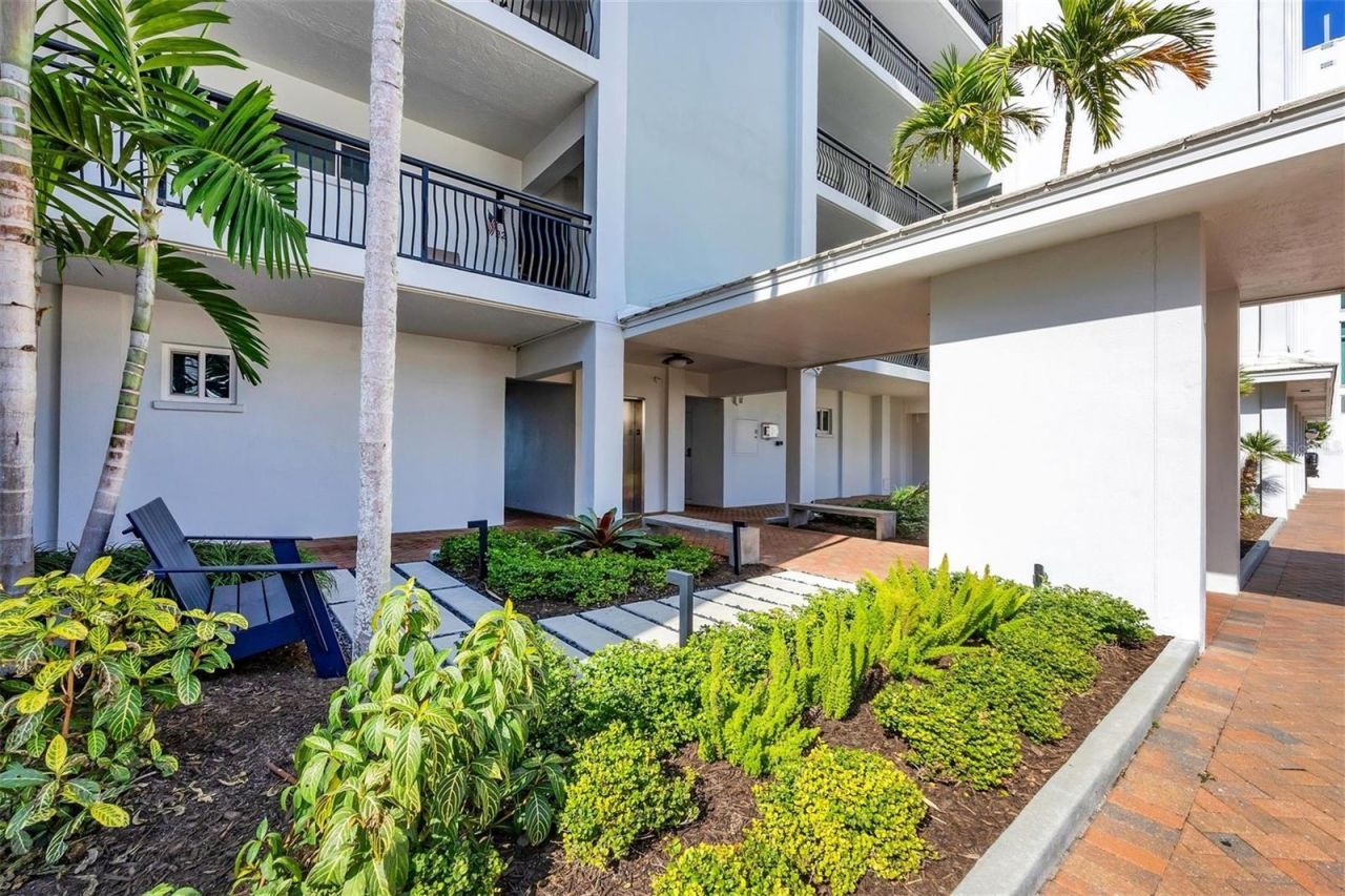 226 Golden Gate Point, Unit 32, Sarasota, FL 34236 Photo