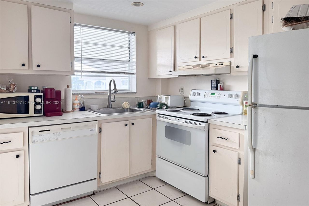 501 Blue Heron Dr, Unit 313-A, Hallandale Beach, FL 33009 Photo