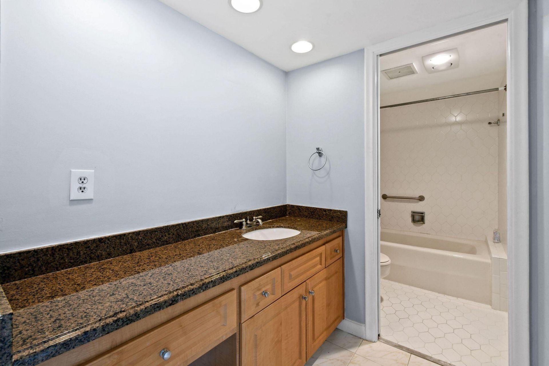 2400 Presidential Way, Unit 2006, West Palm Beach, FL 33401 Photo