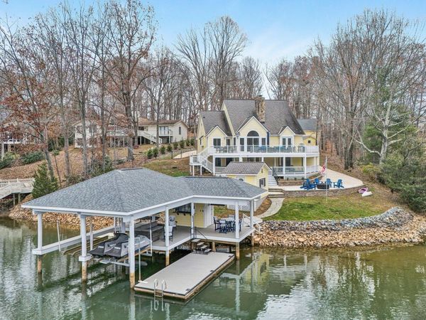 218 Twin Chimneys DR, Wirtz, VA 24184