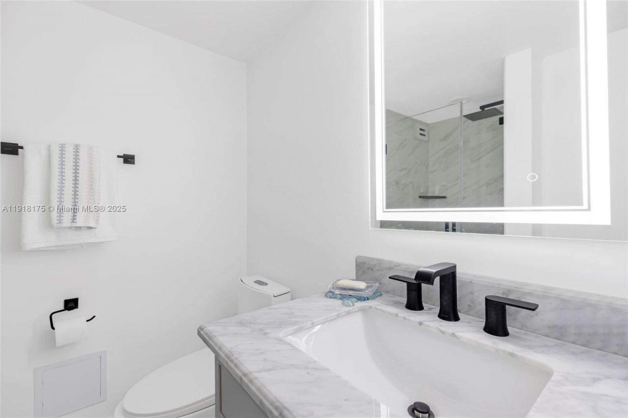 5600 Collins Ave, Unit 8Y, Miami Beach, FL 33140 Photo