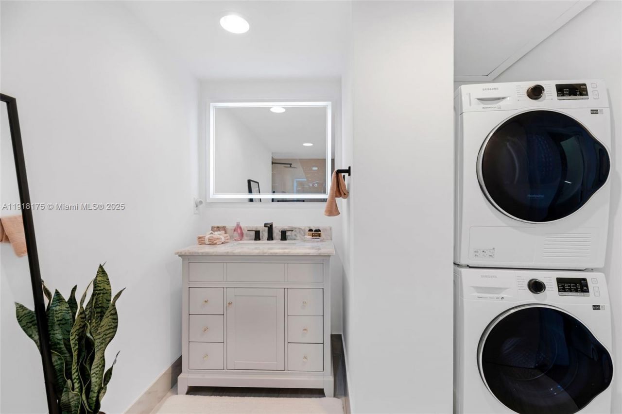 5600 Collins Ave, Unit 8Y, Miami Beach, FL 33140 Photo