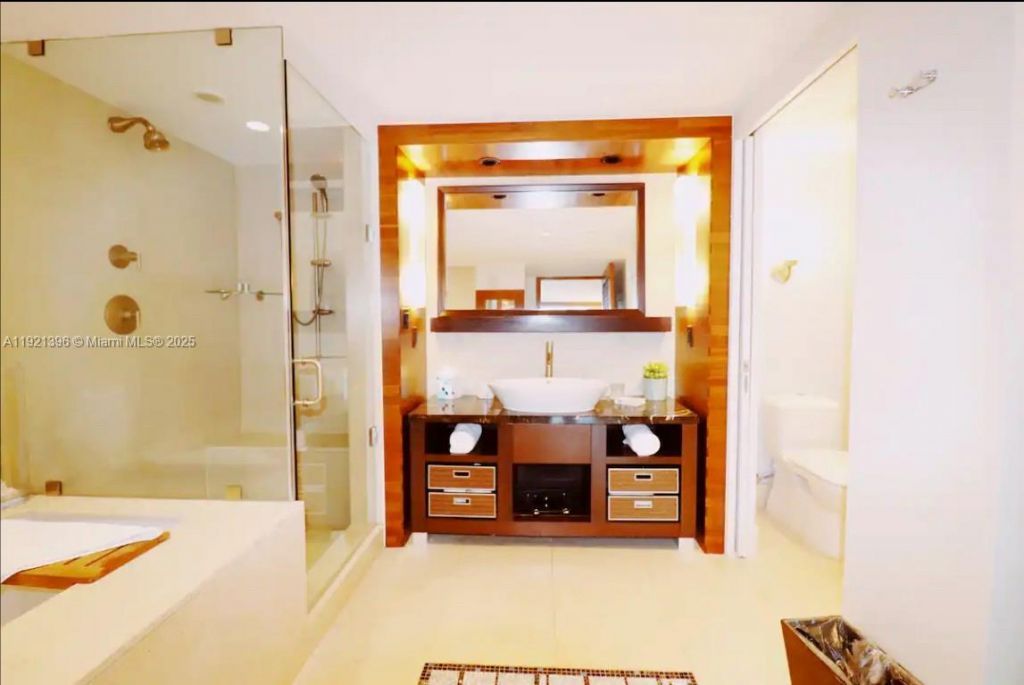 6801 Collins Ave, Unit 315, Miami Beach, FL 33141 Photo